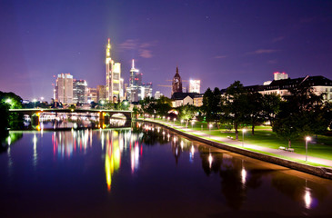 Fototapeta na wymiar Nocny widok na panoramę Frankfurtu z odbicia