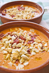 Salmorejo con jamón y huevo