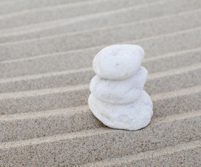 Fototapeta na wymiar pierres zen en équilibre sur du sable fin