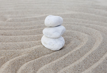 Fototapeta na wymiar galets blanc zen en équilibre sur le sable