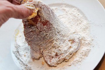 Schnitzel mit Mehl panieren