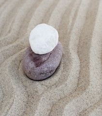 Fototapeta na wymiar pierres sur le sable