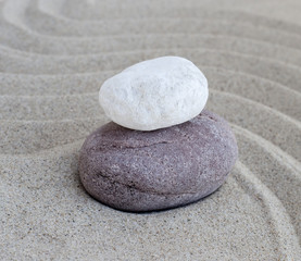 Fototapeta na wymiar pierres chaudes dans le sable