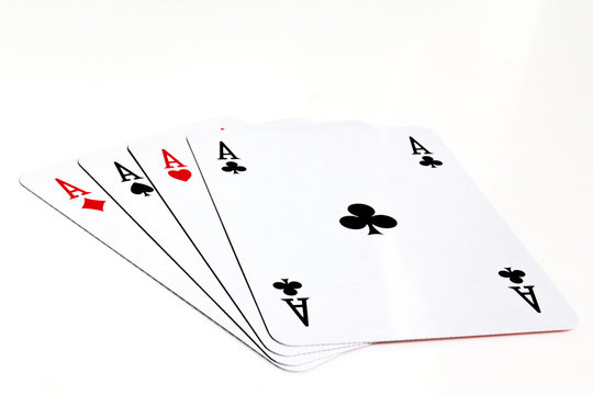Poker d'assi su fondo bianco