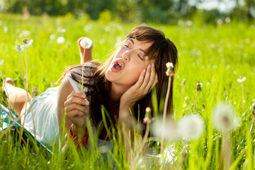 liegen auf der wiese frau mit pusteblume