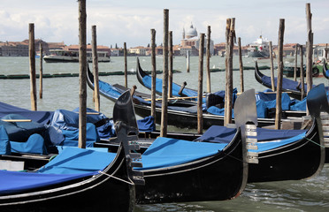 Fototapeta na wymiar Gondoles amarrées, Venise