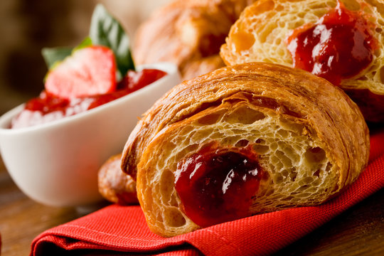 Croissant farcito alla marmellata di fragole