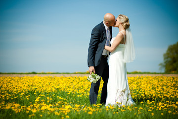 Fototapeta na wymiar Hochzeit im Blumenmeer