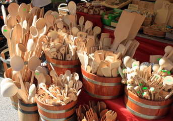 Marktstand mit Kochlöffeln und sonstigen Utensilien