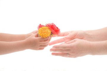 プレゼントを渡す手