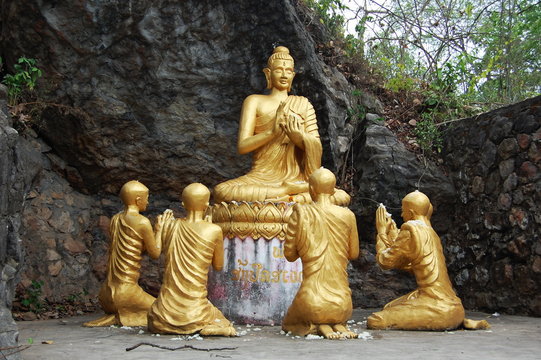 Будда в окружении учеников