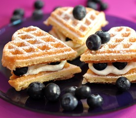 Waffeln mit Waldbeeren