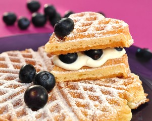 Waffeln mit Waldbeeren