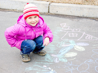 Fototapeta premium Girl drawing on the asphalt.