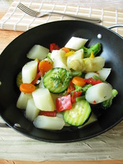 Spargel und anderes Gemüse aus dem Wok