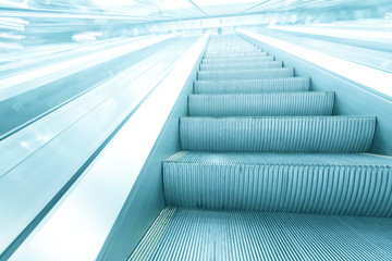 Obraz premium Escalator in modern building