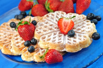 Waffeln mit Erdbeeren und Waldbeeren