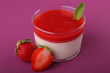 panna cotta et coulis de fraise