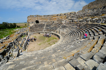 Dans l'amphithéâtre de Milet