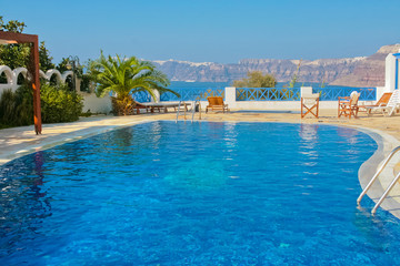 Fototapeta na wymiar Niebieski basen w Fira na wyspie Santorini, Grecja.