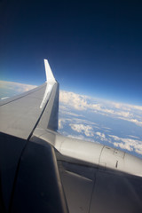 Fototapeta na wymiar samolot latający wysoko w niebie