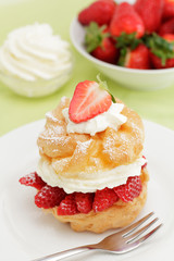 Windbeutel mit Erdbeeren und Sahne