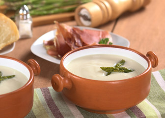Cream of asparagus with green asparagus heads