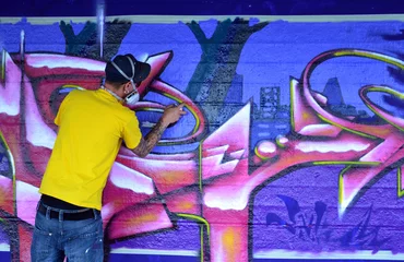 Crédence de cuisine en verre imprimé Graffiti sprayer en action