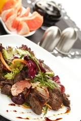 Beef with grapefruit and rucola salad
