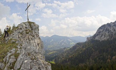Fototapeta premium frau geht letzte meter zum gipfel der kindelwand in oberbayern