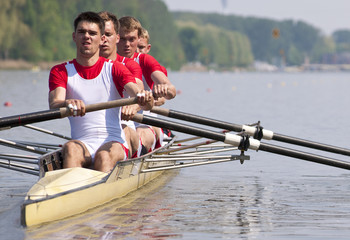 Rowing team during the start - 32143739