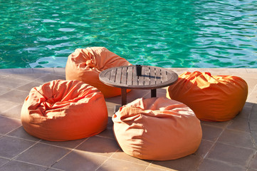 Salon lounge au bord d'une piscine