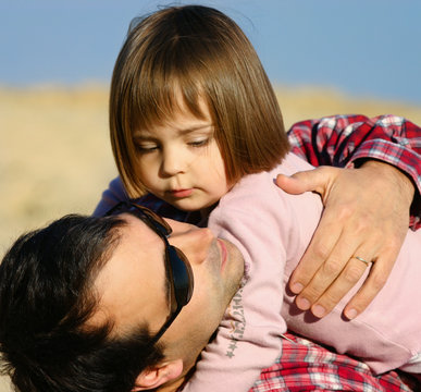 père heureux avec son enfant sur la plage