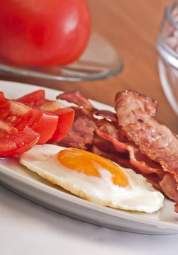 fried egg with bacon and tomato