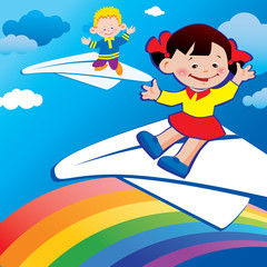 Enfants volant sur un avion en papier. Enfance heureuse.