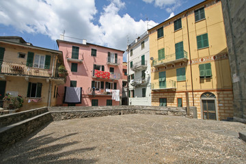 Fototapeta na wymiar Petite place colorée au pied de l'église San Pietro à Corniglia.