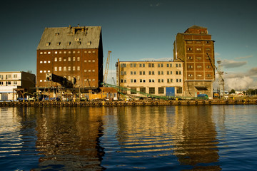 Obraz premium Architektura kołobrzegu ze statku. Port morski.