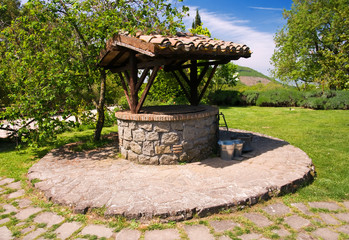 Antico pozzo in campagna