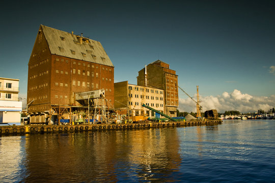 Architektura kołobrzegu ze statku. Port morski.
