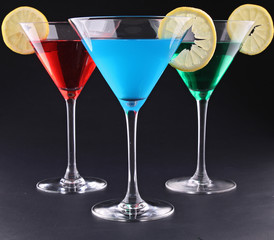 cocktails sur fond noir