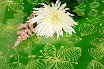 Fleur posée sur fond vert décoré
