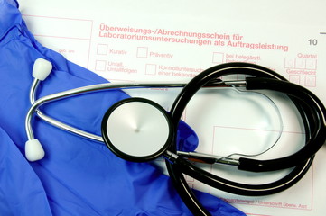 Stethoskop & Überweisungsschein