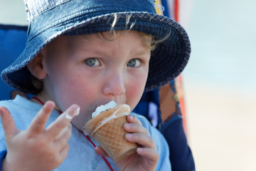 zweijähriger Junge beim Eis essen