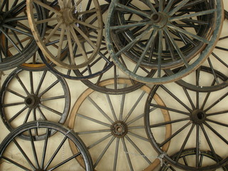 Rustykalna ekspozycja z kołami © bnorbert3