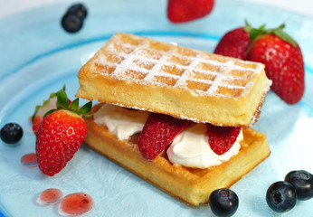 Waffeln mit Quark und Erdbeeren