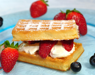 Waffeln mit Quark und Erdbeeren