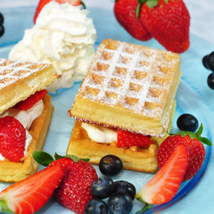 Waffeln mit Quark und Erdbeeren