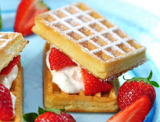 Waffeln mit Quark und Erdbeeren