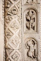 Fototapeta na wymiar płaskorze¼ba na fasadzie katedry w Ferrarze
