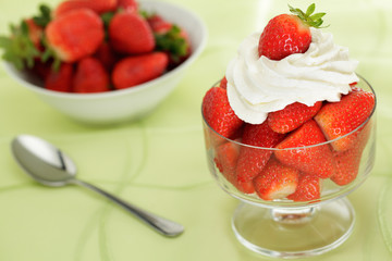 frische Erdbeeren mit Schlagsahne